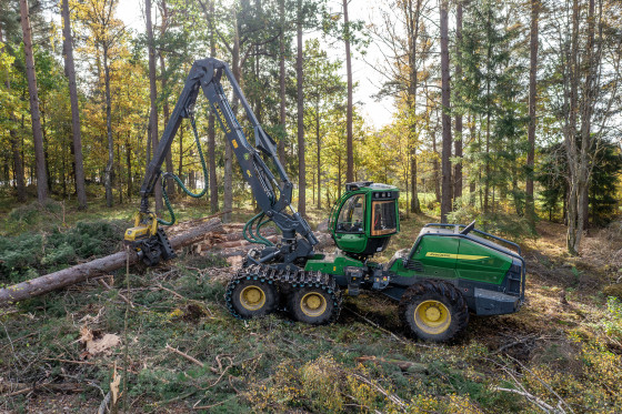 John Deere 1470H harvester